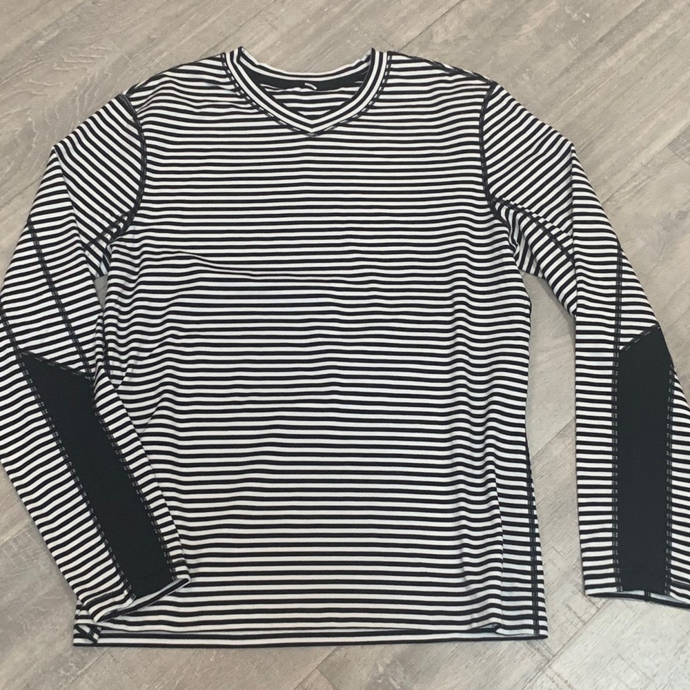 Men’s L LuluLemon V neck